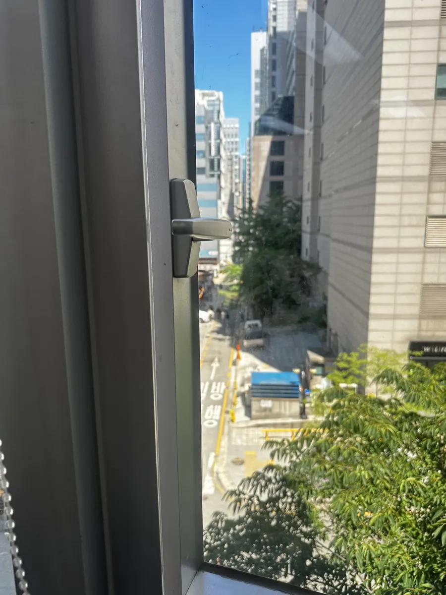 부러져서 안 열리는 창문 손잡이 교체 이전 창문 손잡이
