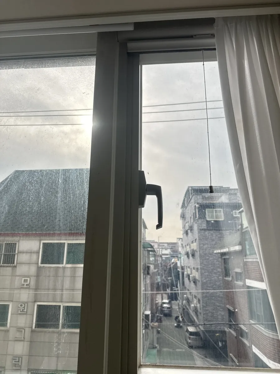 떨어진 창문 손잡이 재설치 이후 창문 손잡이