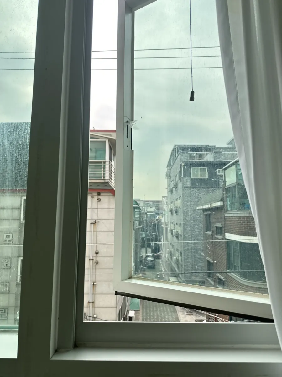 떨어진 창문 손잡이 재설치 이전 창문 손잡이