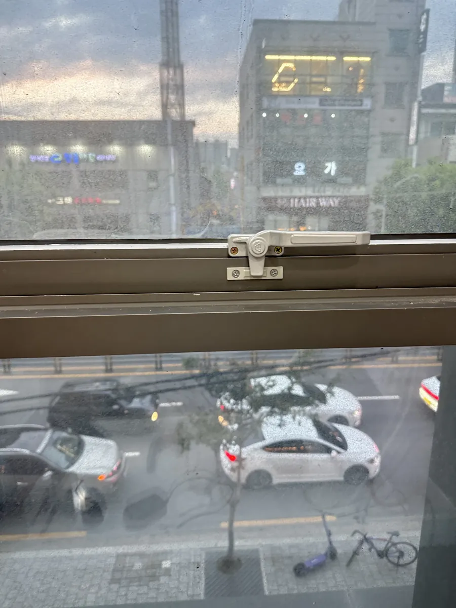 고장 난 창문 손잡이 교체 이후 창문 손잡이