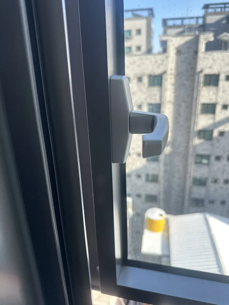 손잡이 고장으로 안 열리는 창문 수리 이전 창문 손잡이