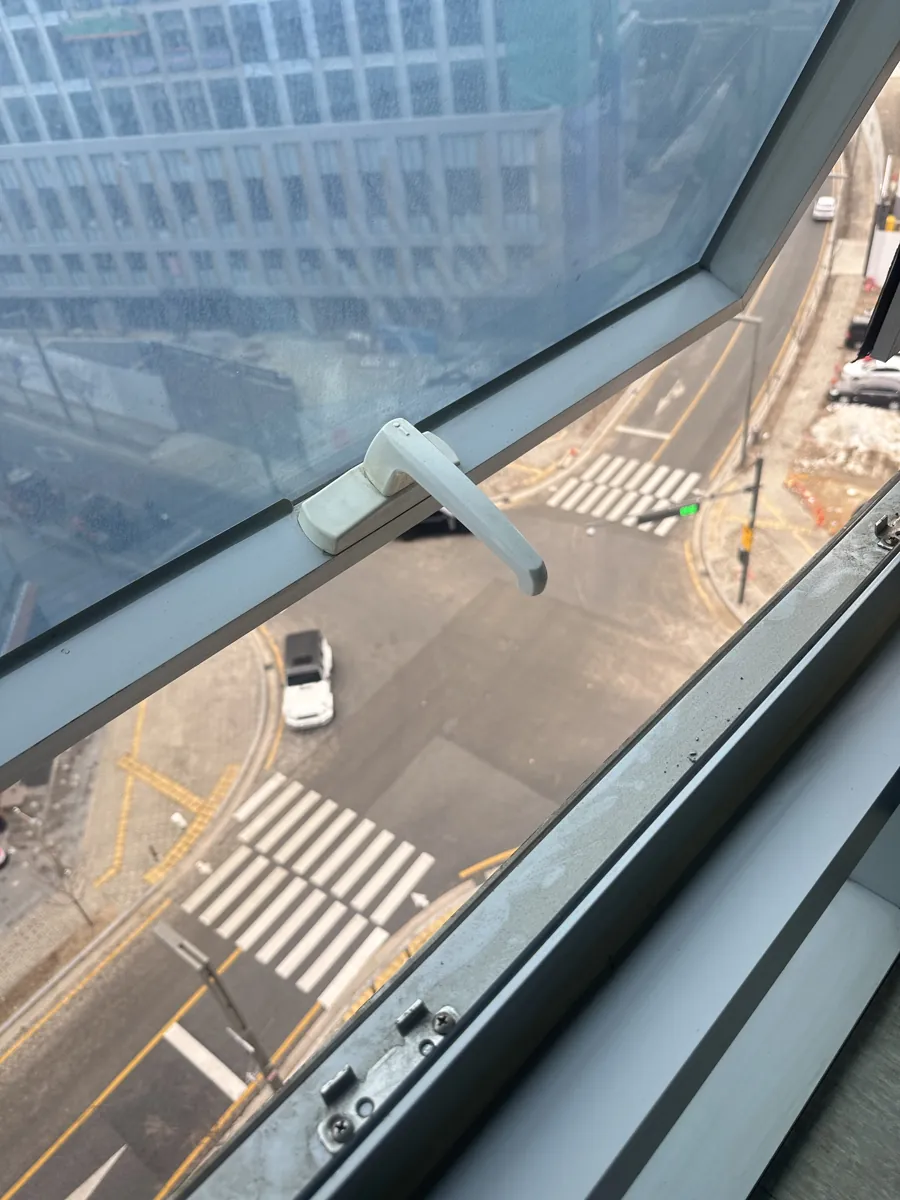 창문 손잡이 교체 출장사례 이전 창문 손잡이