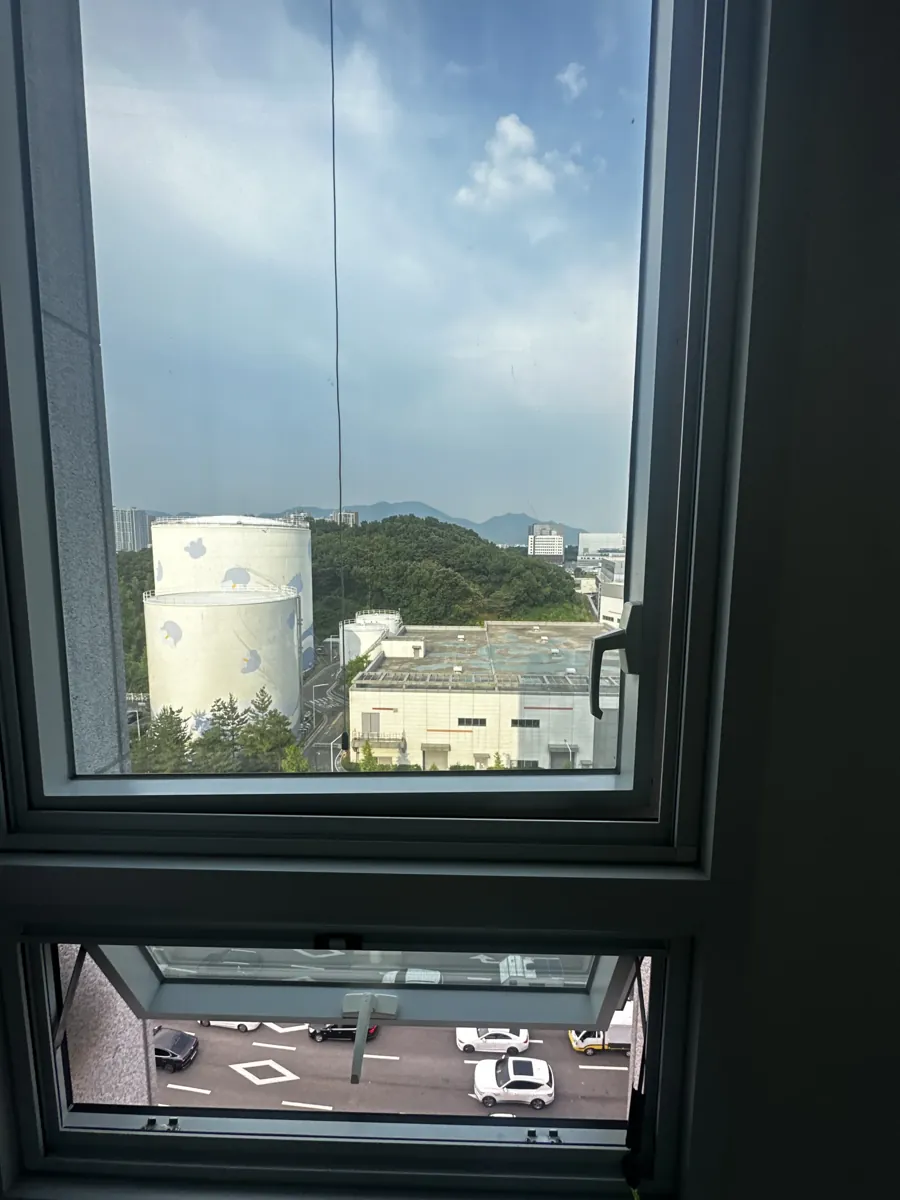 잠기지 않는 창문 손잡이 교체 이전 창문 손잡이
