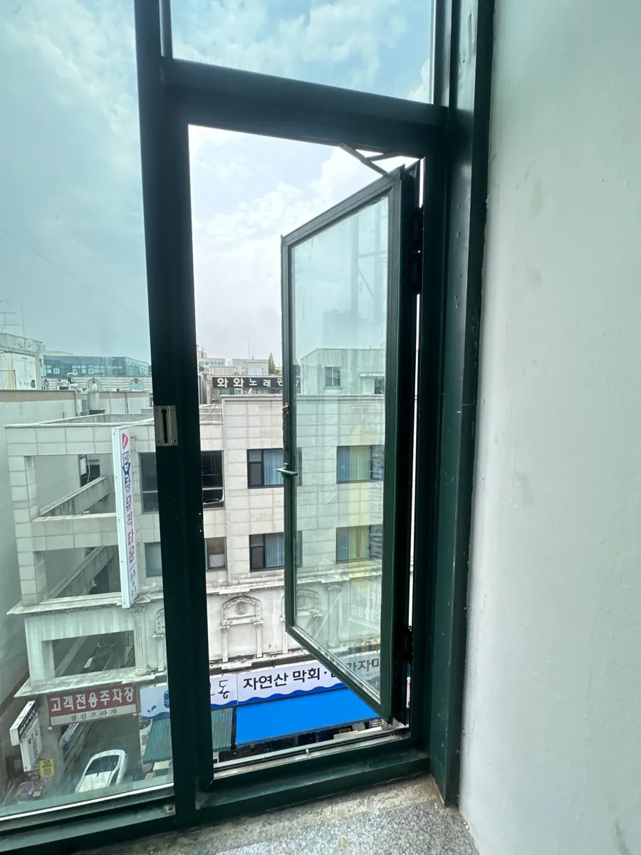 떨어질 것 같던 캐시먼트창문 수리 이후 고정된 모습
