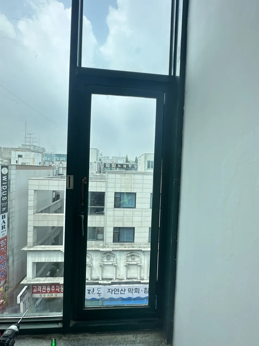 떨어질 것 같은 캐시먼트창문 수리 이전 경첩 부위 상태