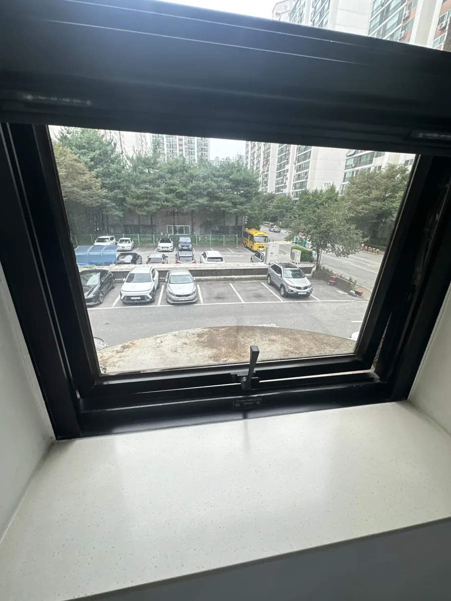 휘어진 샷시 수리 이전 틀과 창짝 상태