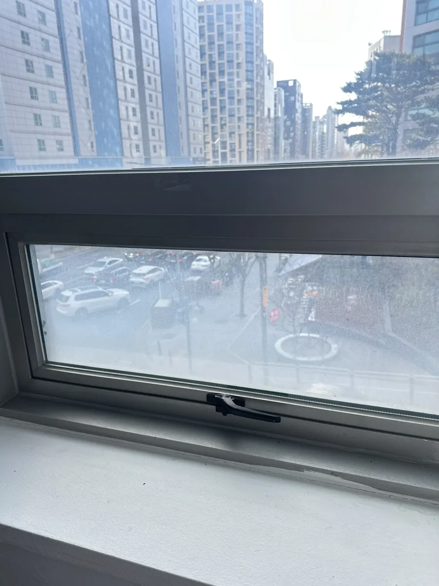 안 열리던 창호 수리 이후 정상 작동하는 손잡이와 프레임