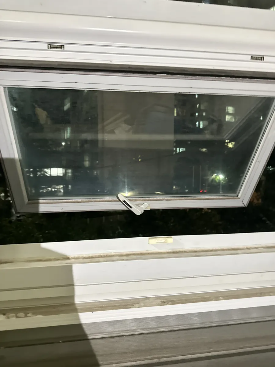 안 닫히는 창호 수리 이전 창짝과 프레임 사이 틈