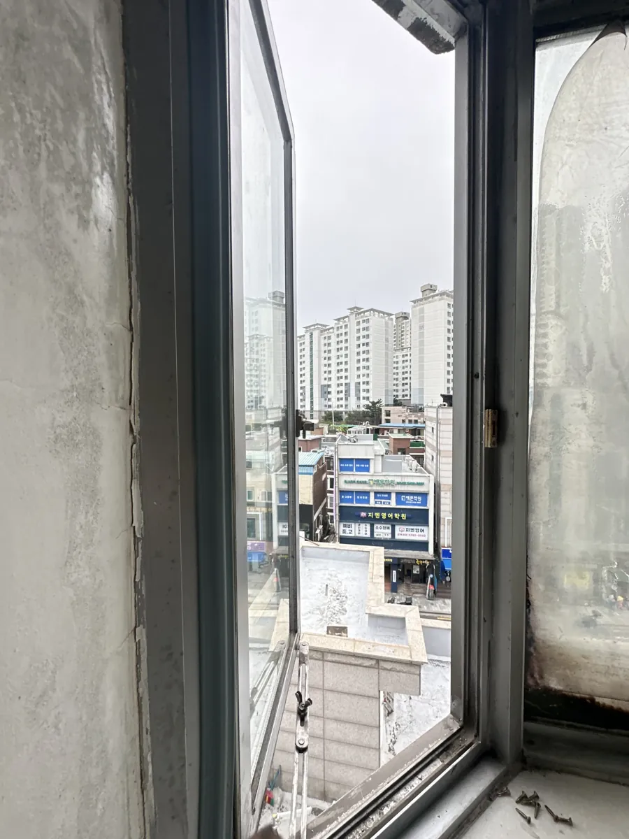 안 열리던 창호 수리 이후 정상 작동하는 손잡이 부위