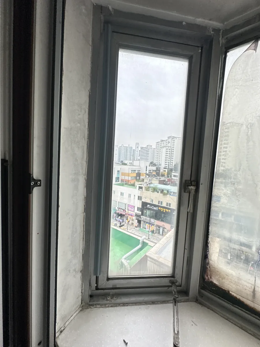 안 열리는 창호 수리 이전 손잡이 부위와 프레임