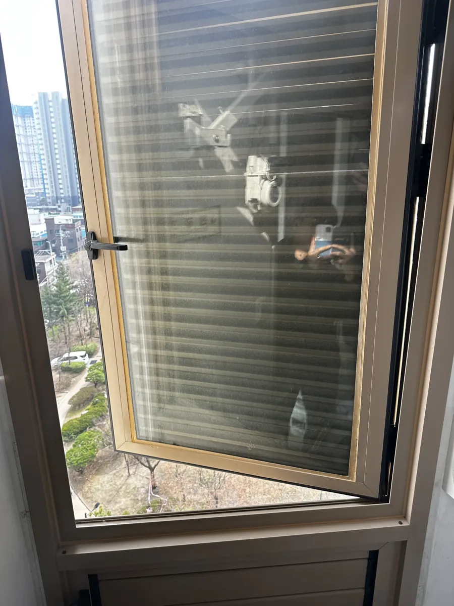 틀어져 안 닫히는 캐시먼트창문 수리 이전 모습