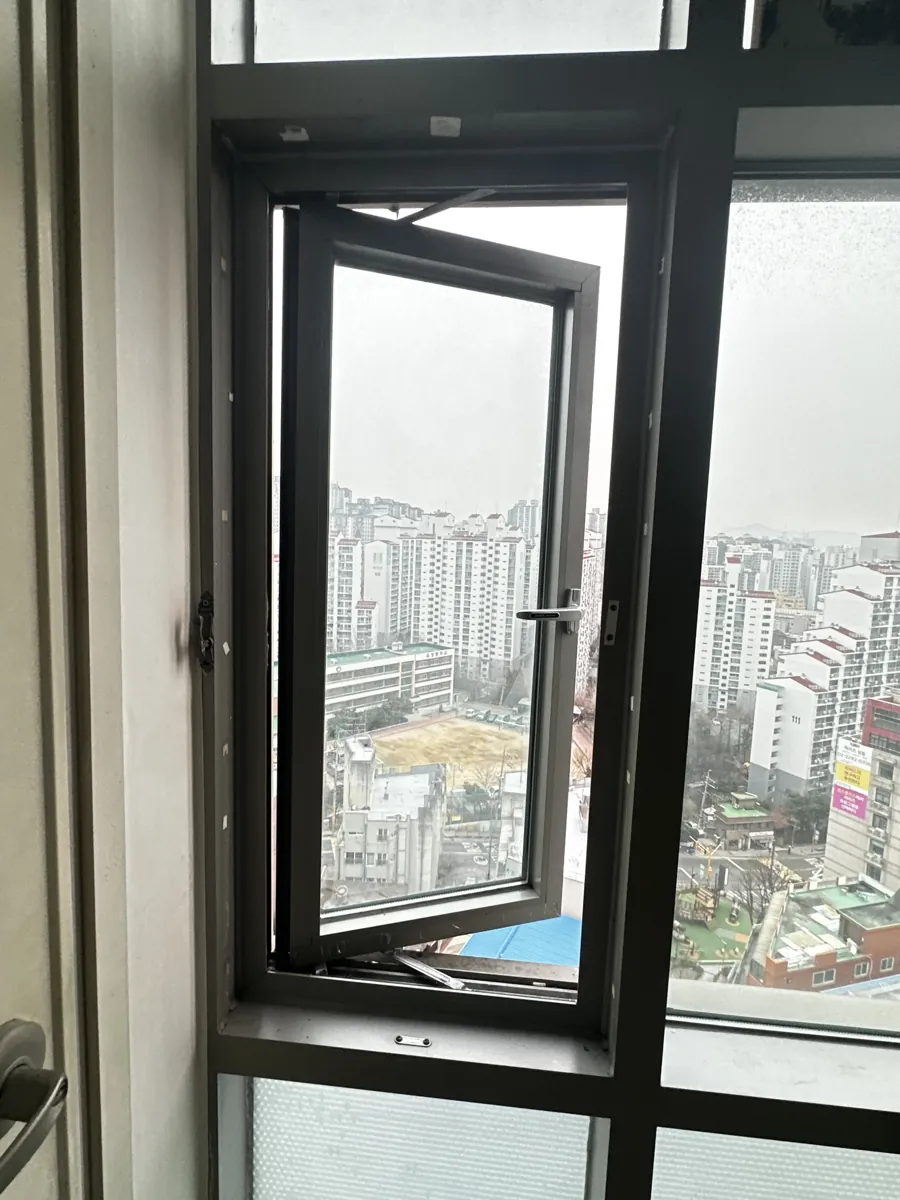 안 열리는 캐시먼트창문 수리 후 손잡이 부위 이후