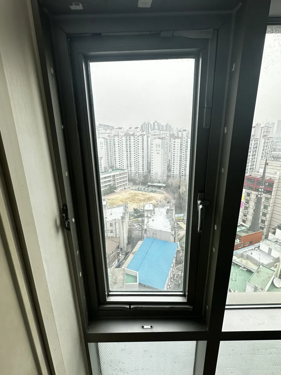 안 열리는 캐시먼트창문 수리 전 손잡이 부위 이전