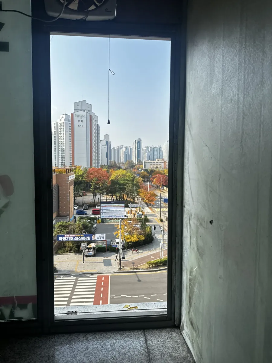 떨어진 캐시먼트창문 재설치 전 이전