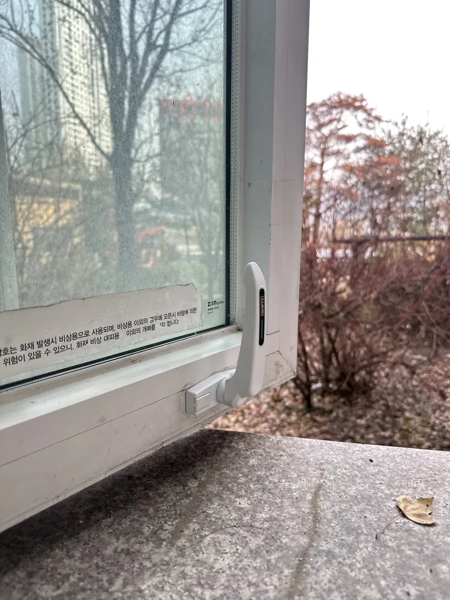부러진 창문 손잡이 교체 이후 부품