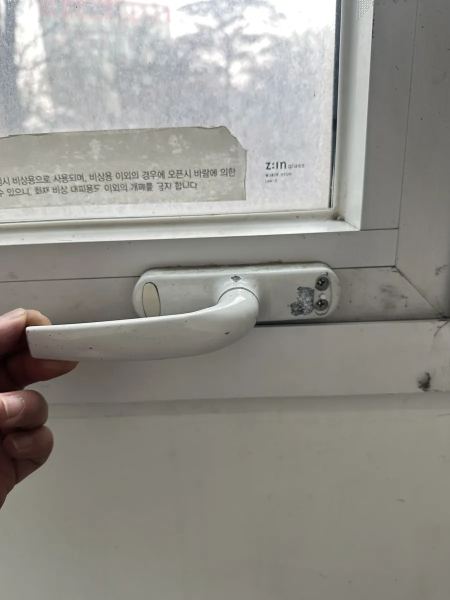 부러진 창문 손잡이 교체 이전 부품