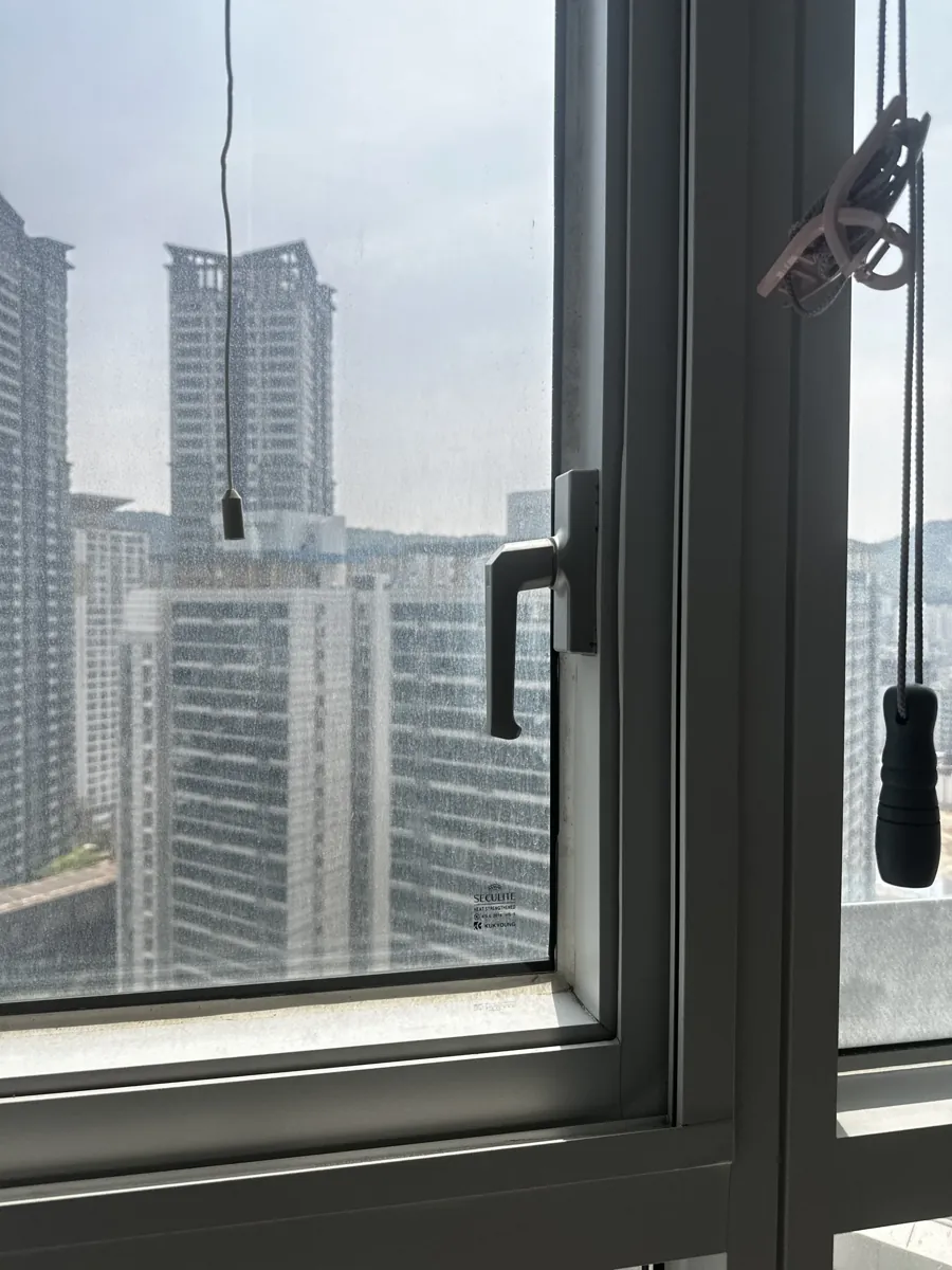 안 열리는 창문 손잡이 교체 이전 손잡이